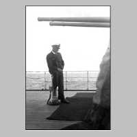 105-0507 Ernst Raabe, Kommandant des U-Bootes U-246 ab Bord eines Kriegsschiffes.jpg